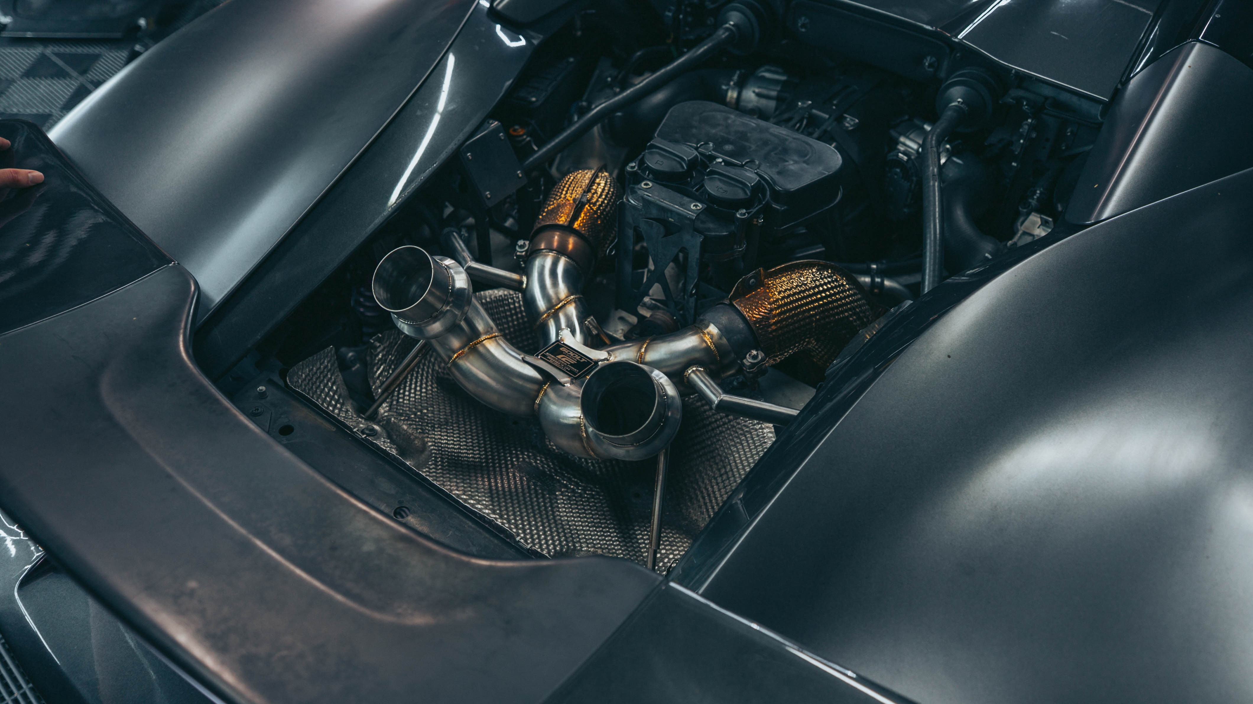 600LT F1 exhaust headers detail